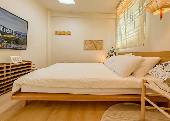 Jongno, Naksan Park, Gwanghwamun, Hyehwa, Bukchon Hanok Village, Samcheong Cafe Street アパート